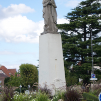 Statue dans un parc à Aubergenville