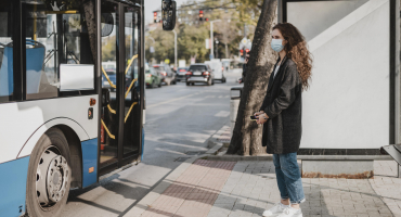 Femme à l'arrêt de bus